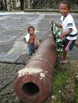 Panamanian kids trying to camouflage a cannon.