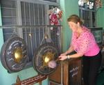 Jean finishes the day off with a gong!  You have to love inter-active temples.